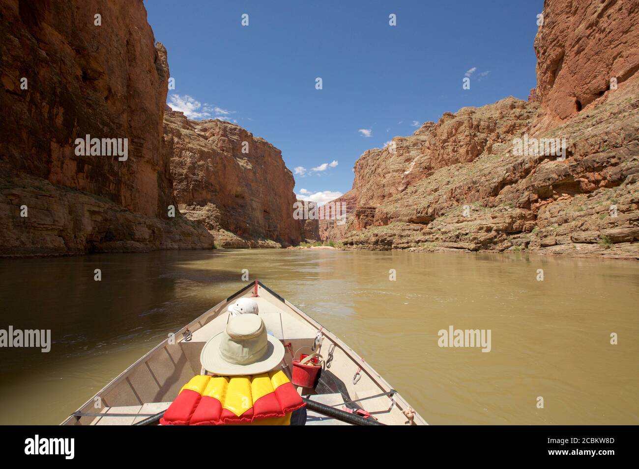 Chapeau et gilet de sauvetage sur barque, fleuve Colorado, Grand Canyon,  Arizona, États-Unis Photo Stock - Alamy