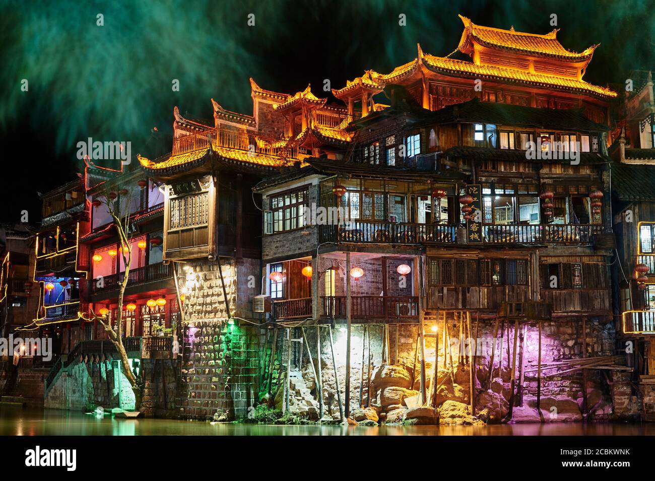 Bâtiments traditionnels de nuit, Fenghuang, Hunan, Chine Banque D'Images
