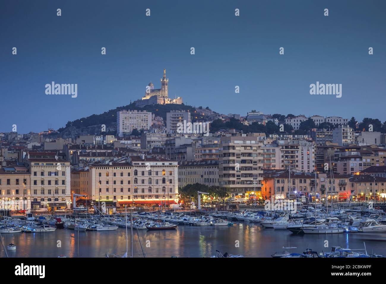 Bateaux dans le port de plaisance, Vieux-Port, notre Dame de la Garde en arrière-plan, Marseille, France Banque D'Images