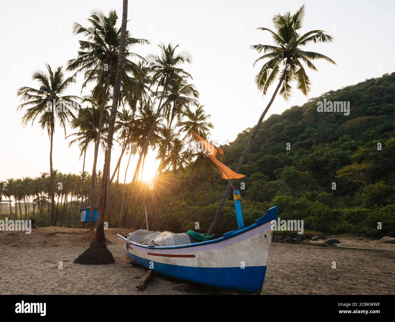 Bateau amarré, plage d'Agonda au coucher du soleil, Goa, Inde Banque D'Images