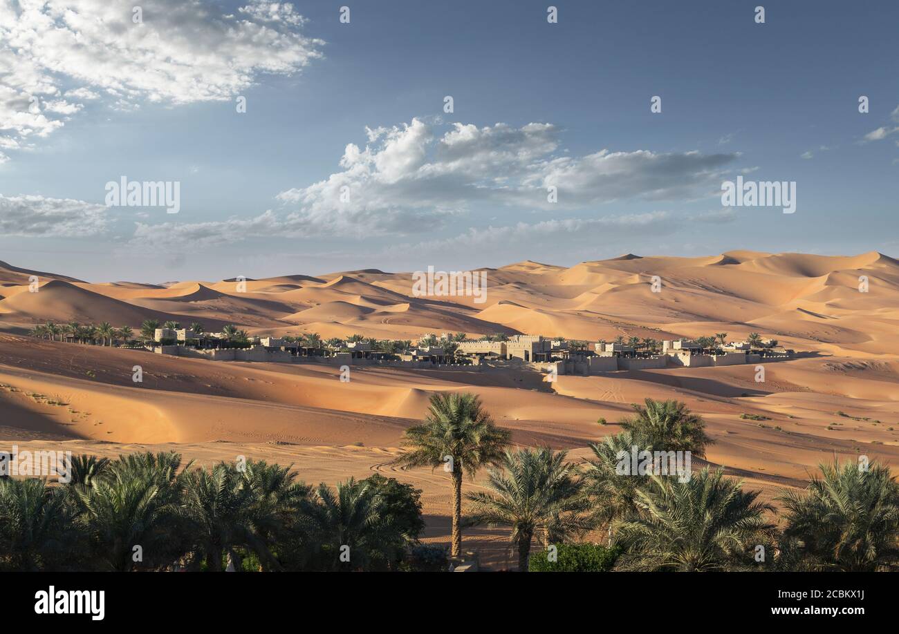 Vue lointaine de QSAR Al Sarab Desert Resort parmi les dunes de sable, vide Quarter Desert, Abu Dhabi, United Arab Emirat Banque D'Images