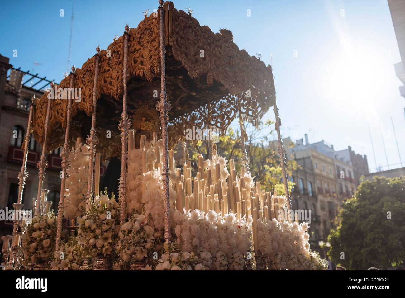 Un flotteur prenant part à des processions pendant la semaine Sainte de Semana Santa, Séville, Andalousie, Espagne Banque D'Images