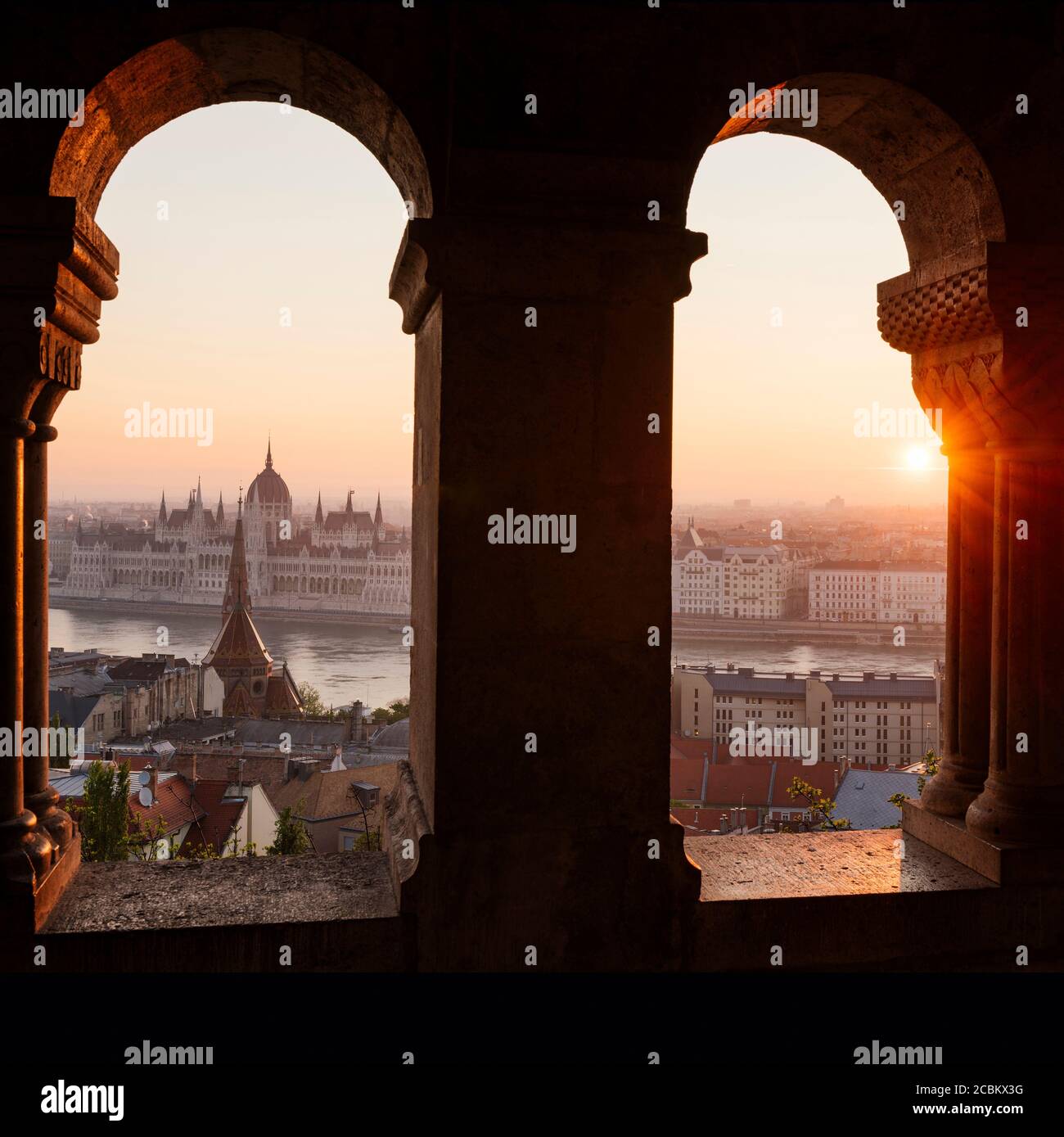 Vue depuis le bastion de Fishermans sur le Danube et le Parlement hongrois à l'aube, Budapest, Hongrie Banque D'Images