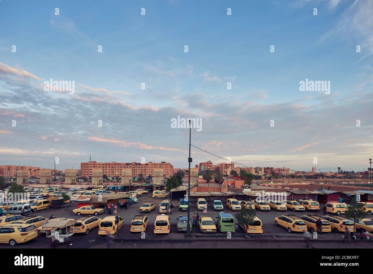 Taxis garés à la station Grand taxi, Marrakech, Maroc Banque D'Images