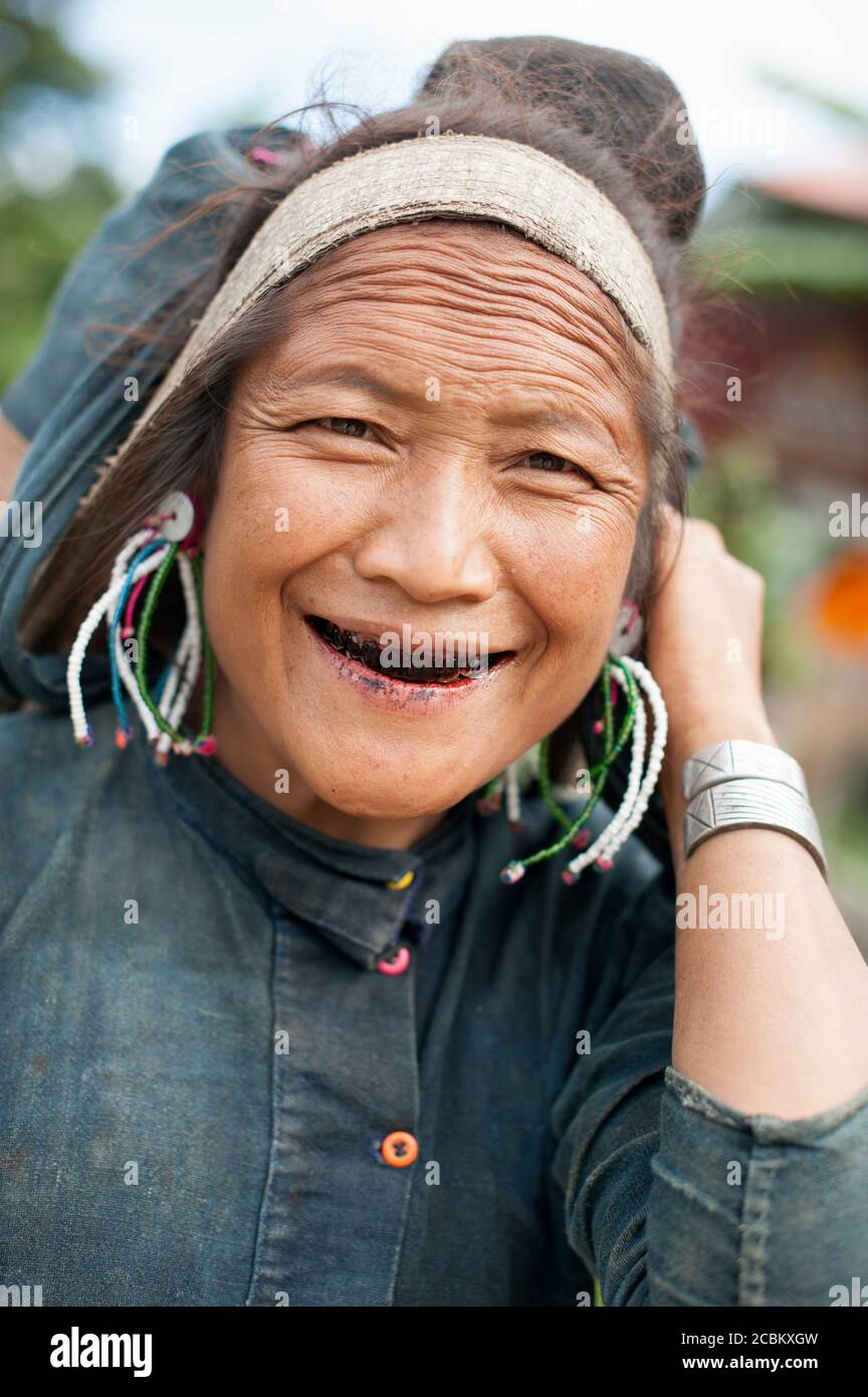 Portrait d'une femme âgée souriant, État Shan, Keng Tung, Birmanie Banque D'Images
