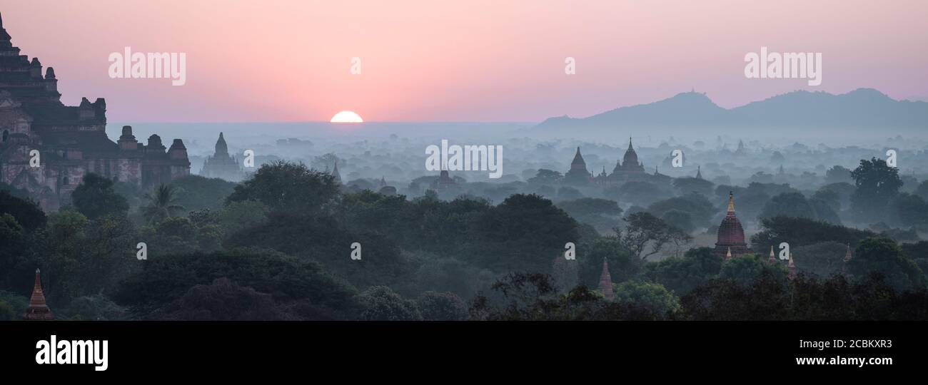 Vue panoramique de Bagan au coucher du soleil, région de Mandalay, Myanmar Banque D'Images