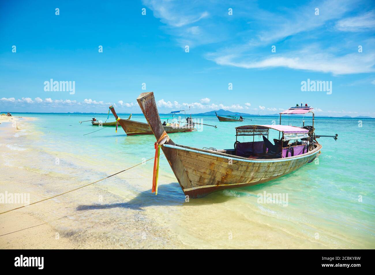 Vue sur les bateaux de la plage, Phi Phi Don, Thaïlande Banque D'Images