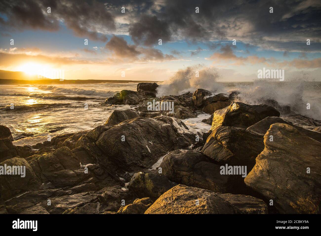 Les vagues s'écrasont contre la rive de Borve sur l'île de Barra, en Écosse Banque D'Images