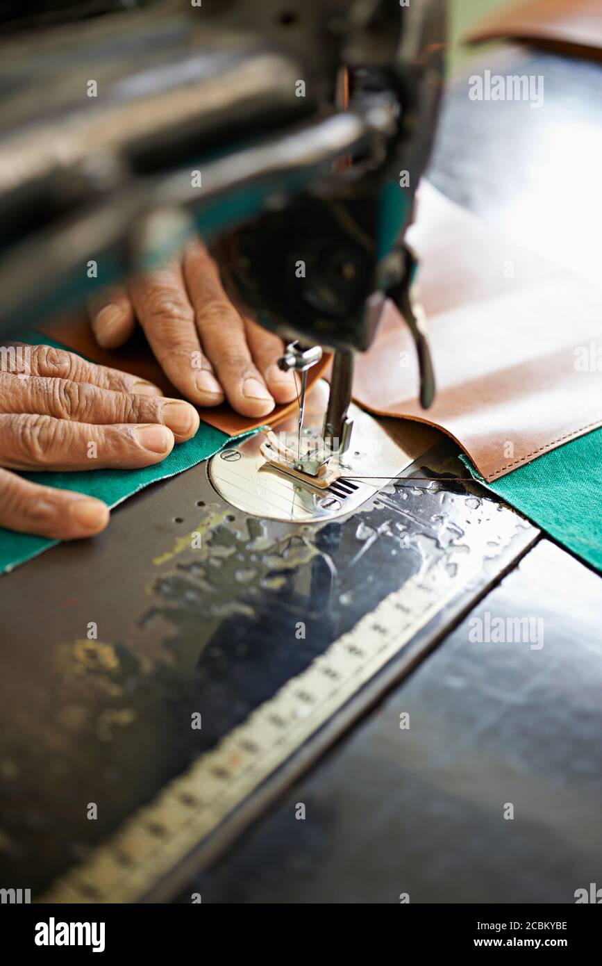 Les mains des femmes et la machine à coudre dans l'usine textile Thamel, Katmandou, Népal Banque D'Images