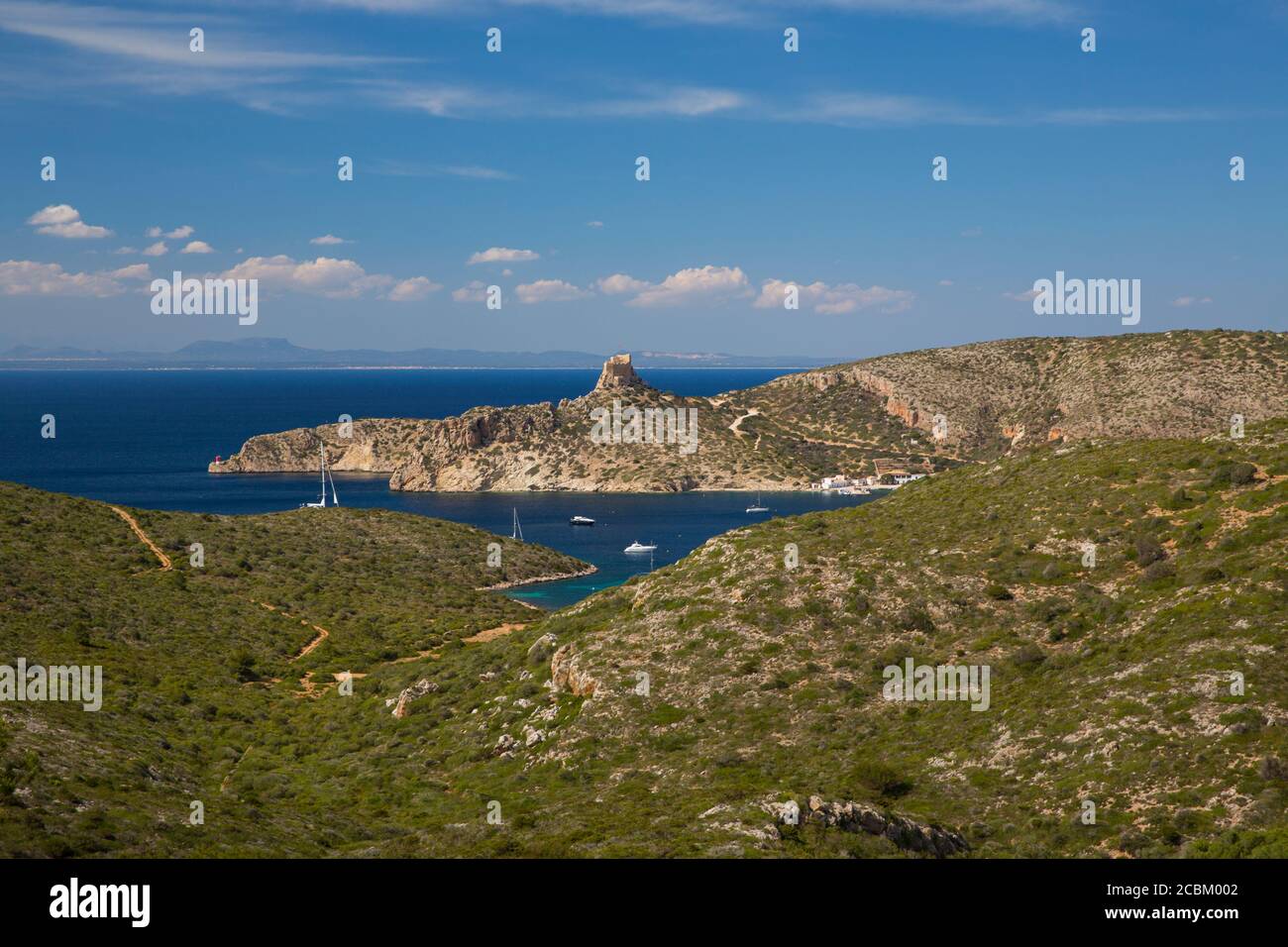 Vue lointaine sur le château et la baie, parc national de Cabrera, Cabrera, Iles Baléares, Espagne Banque D'Images