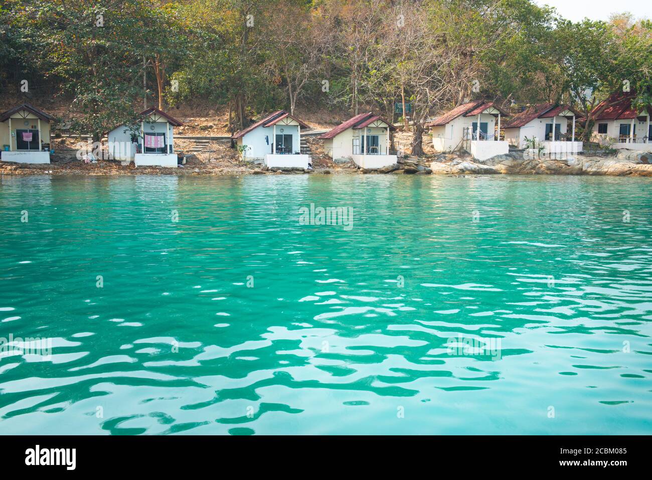 Huttes traditionnelles au bord de l'eau, Koh Samet, Thaïlande Banque D'Images