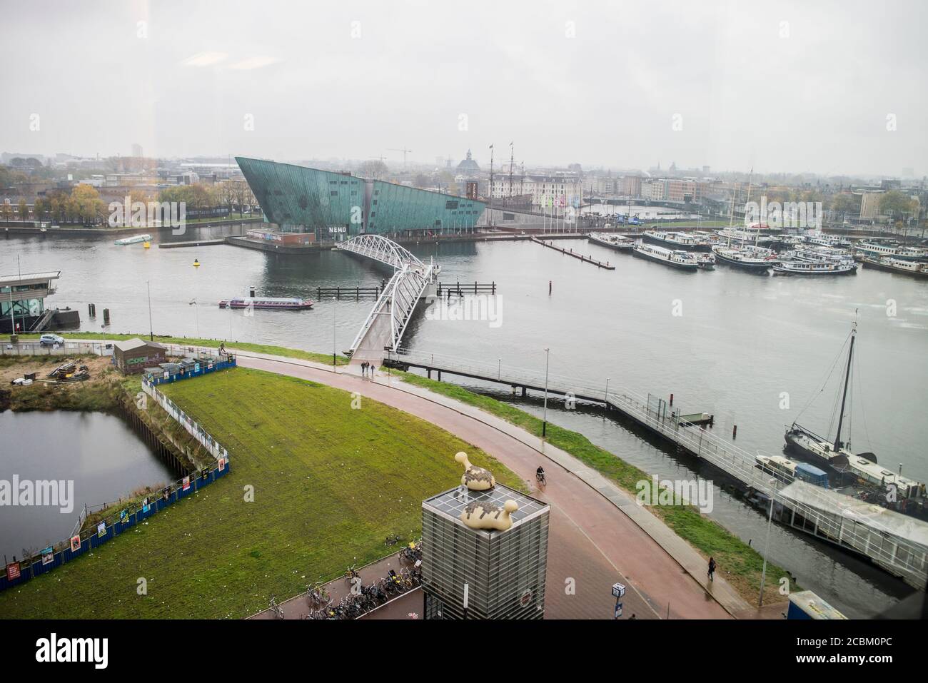 Vue surélevée du centre scientifique NEMO, Amsterdam, pays-Bas Banque D'Images