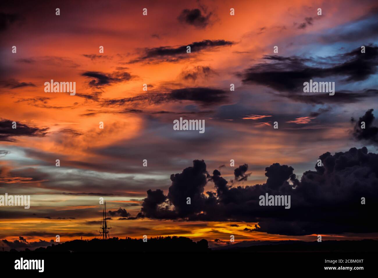 Coucher de soleil sur l'équateur dans les îles Raja Ampat de la Papouasie occidentale dans la mer de Halmahera, Papouasie occidentale, Indonésie Banque D'Images