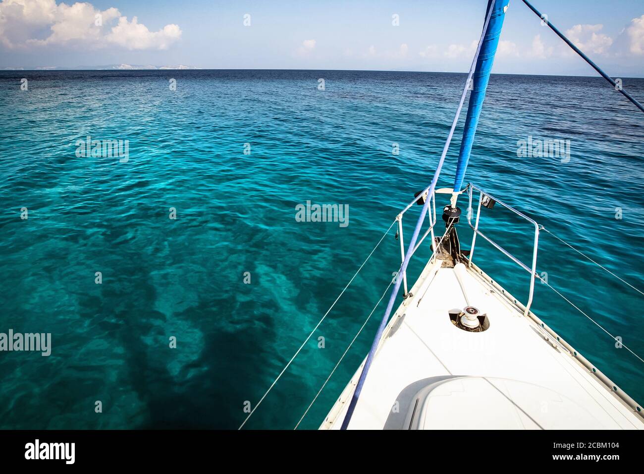 L'arc d'un yacht coupe à travers les eaux turquoise de la mer Méditerranée, Grèce Banque D'Images