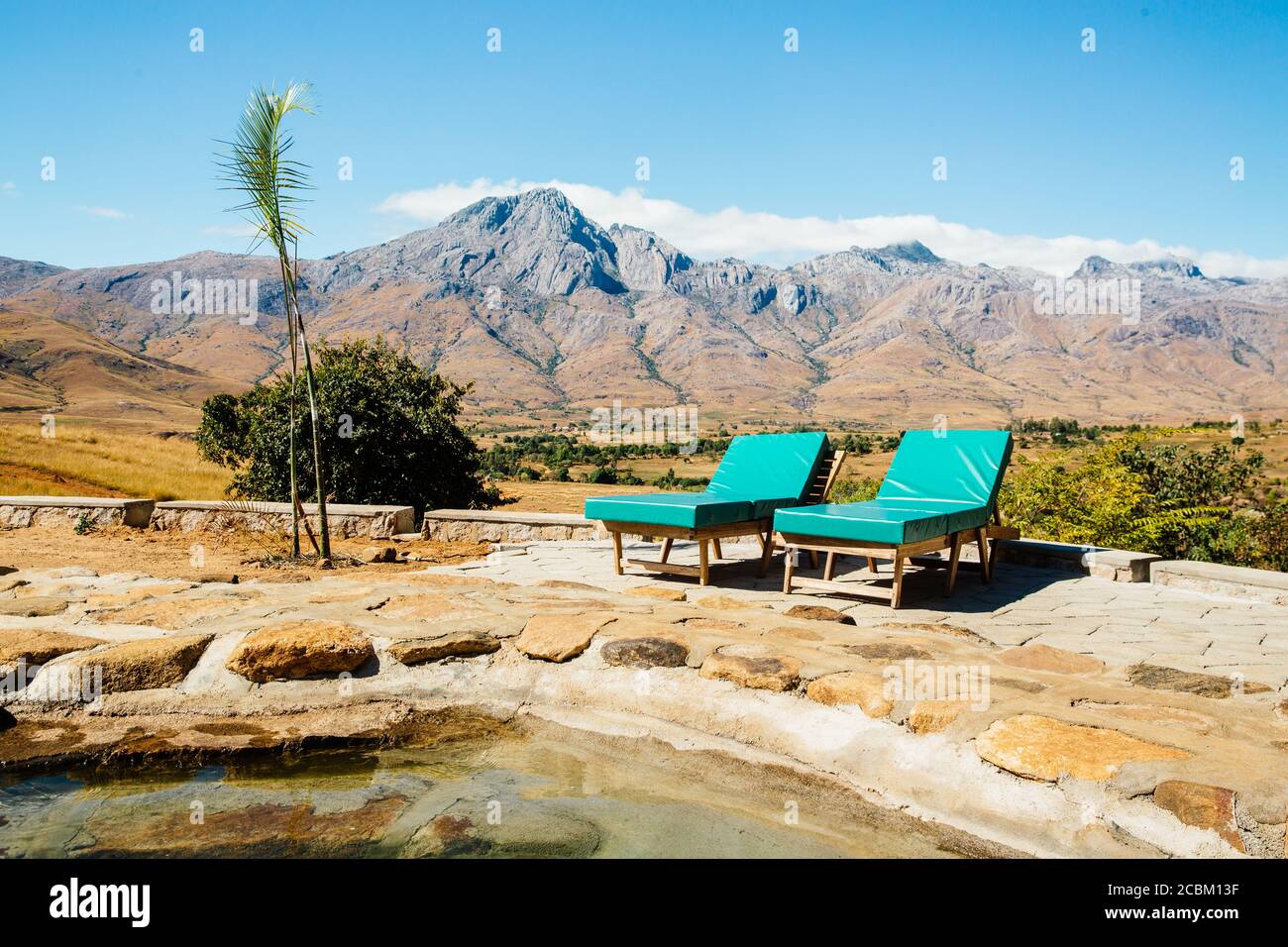 Chaises longues au bord de la piscine de l'hôtel, parc national Andringitra, Madagascar, Afrique Banque D'Images