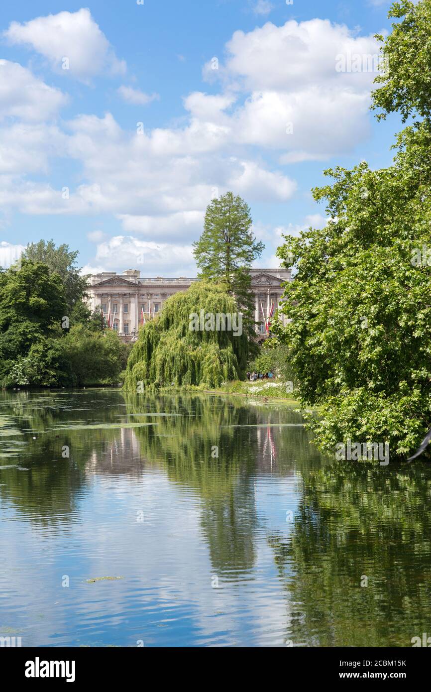 Vue sur Buckingham Palace depuis St James Park, Londres, Royaume-Uni Banque D'Images
