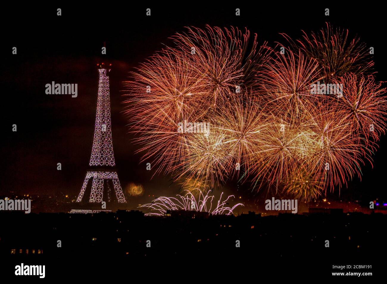 Tour Eiffel et feux d'artifice orange la nuit, Paris, France Banque D'Images