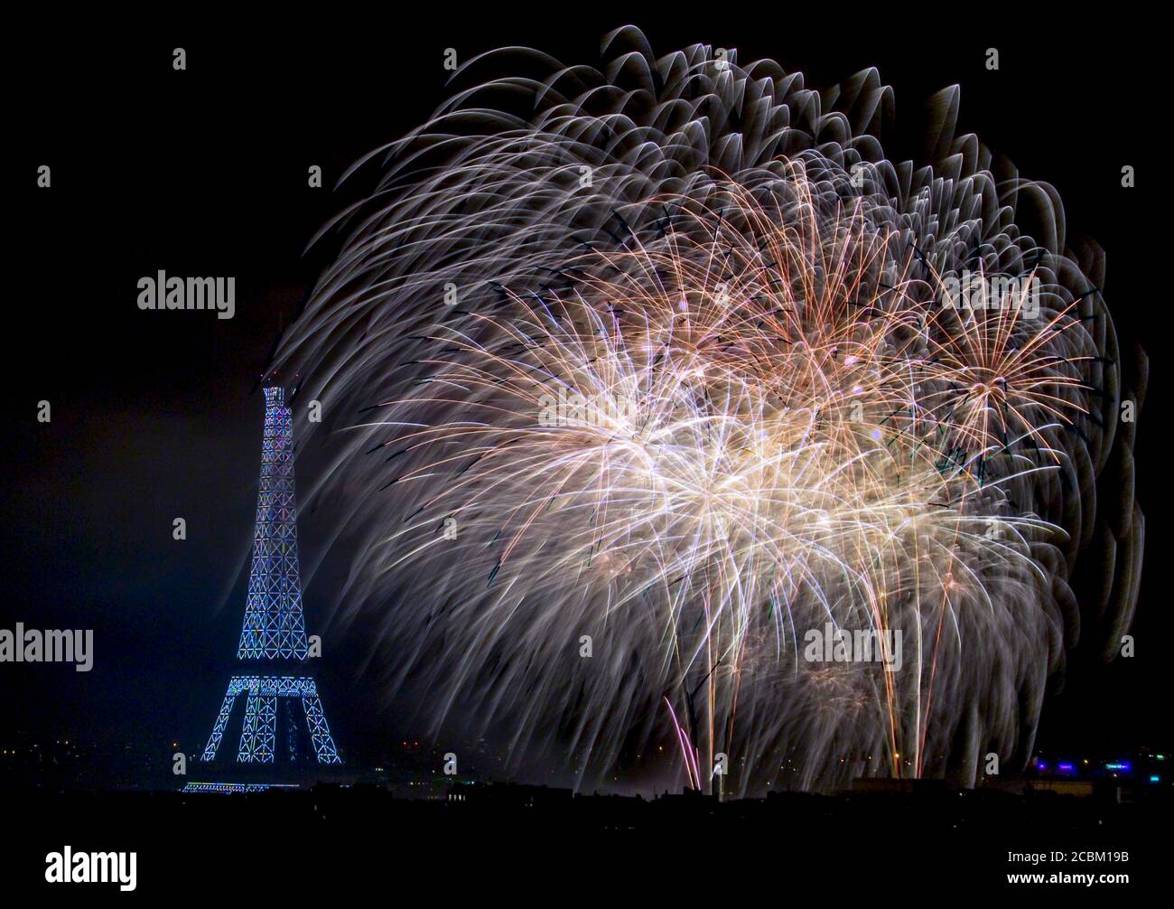 Tour Eiffel et feux d'artifice la nuit, Paris, France Banque D'Images