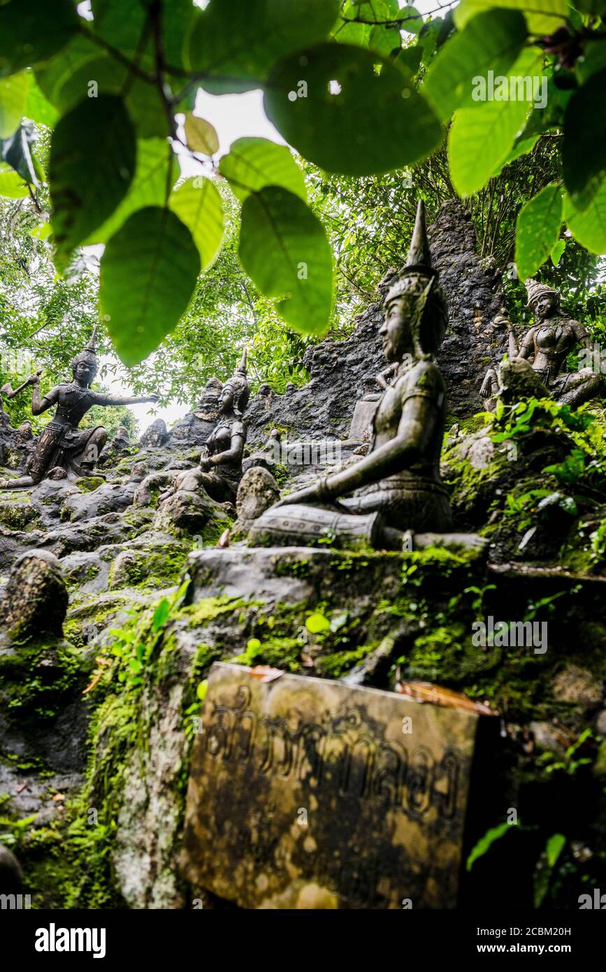 Statues bouddhistes dans le jardin de Bouddha secret, Koh Samui, Thaïlande Banque D'Images