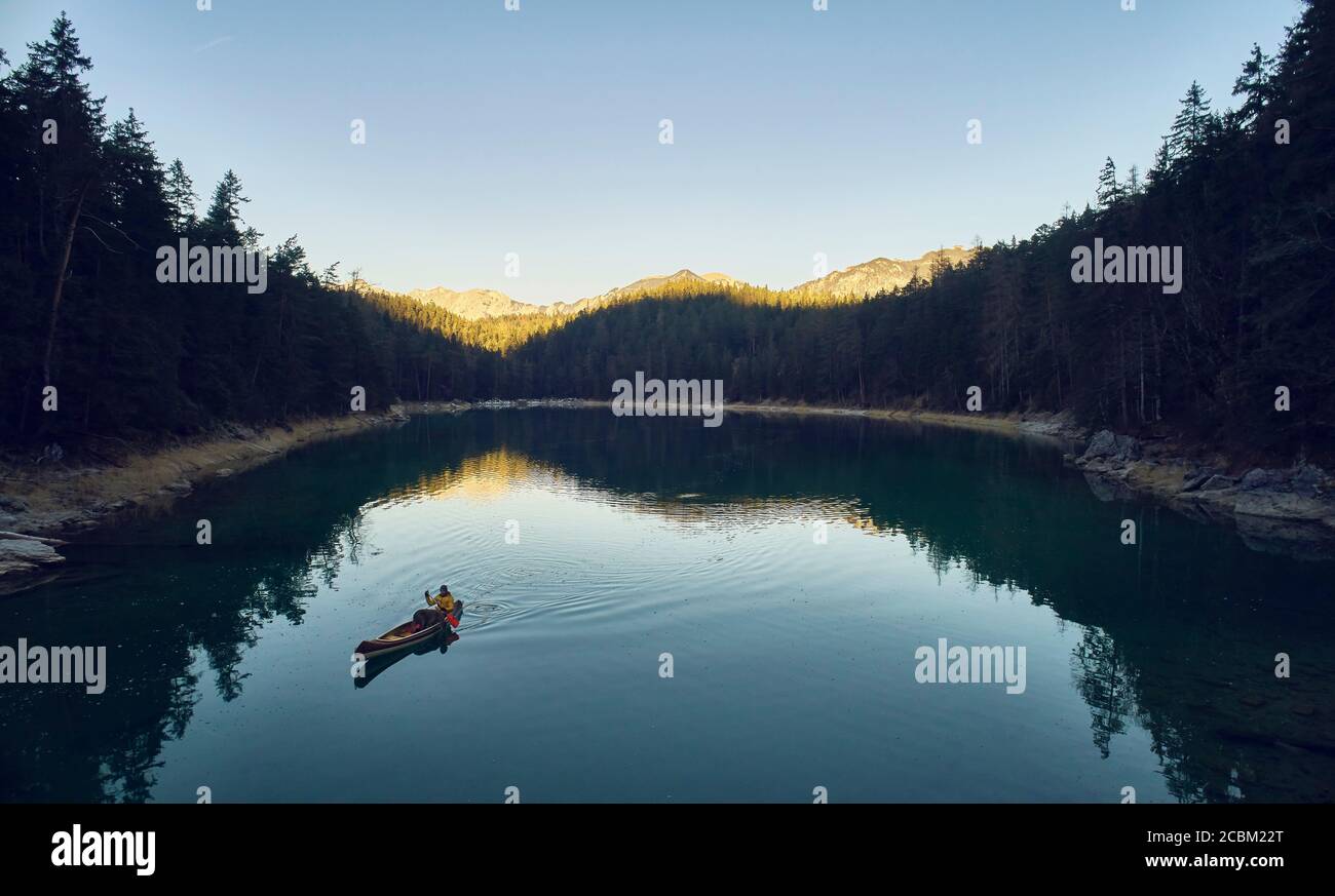 Rameur en canoë, Lac d'Eibsee au pied de Zugspitze, Garmisch-Partenkirchen, Bavière, Allemagne Banque D'Images