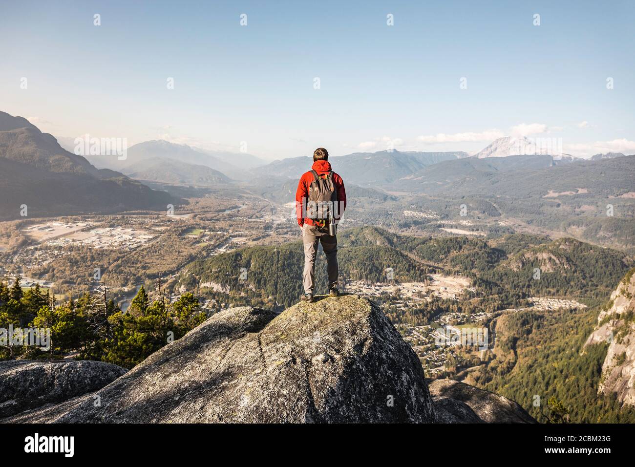 Homme debout en montagne, regardant la vue, Stawamus Chef, surplombant la baie Howe Sound, Squamish, Colombie-Britannique, Canada Banque D'Images