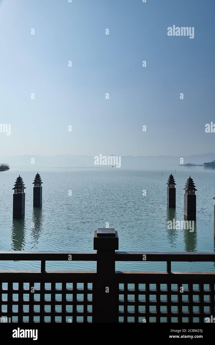 Vue sur le lac depuis le balcon de l'hôtel, Ningbo, Zhejiang, Chine Banque D'Images