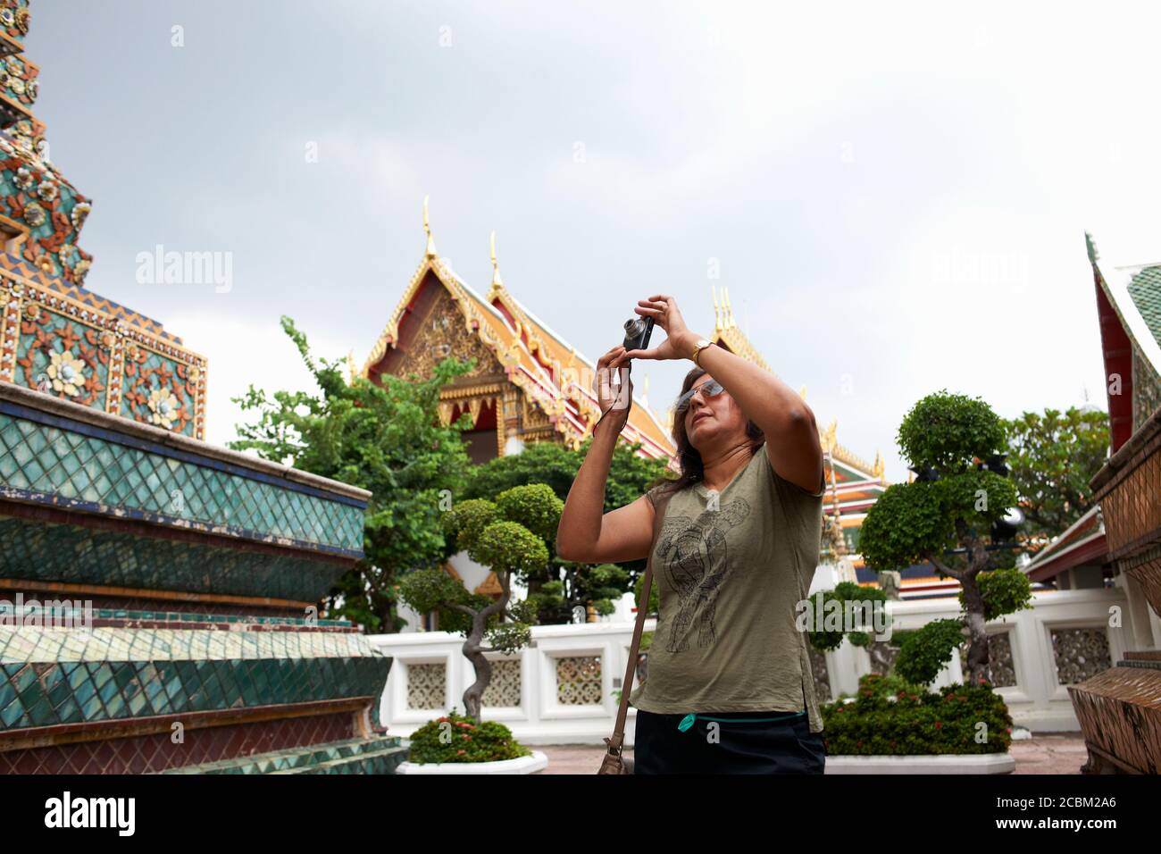 Femme prenant des photos avec un appareil photo numérique, Bangkok, Krung Thep, Thaïlande, Asie Banque D'Images