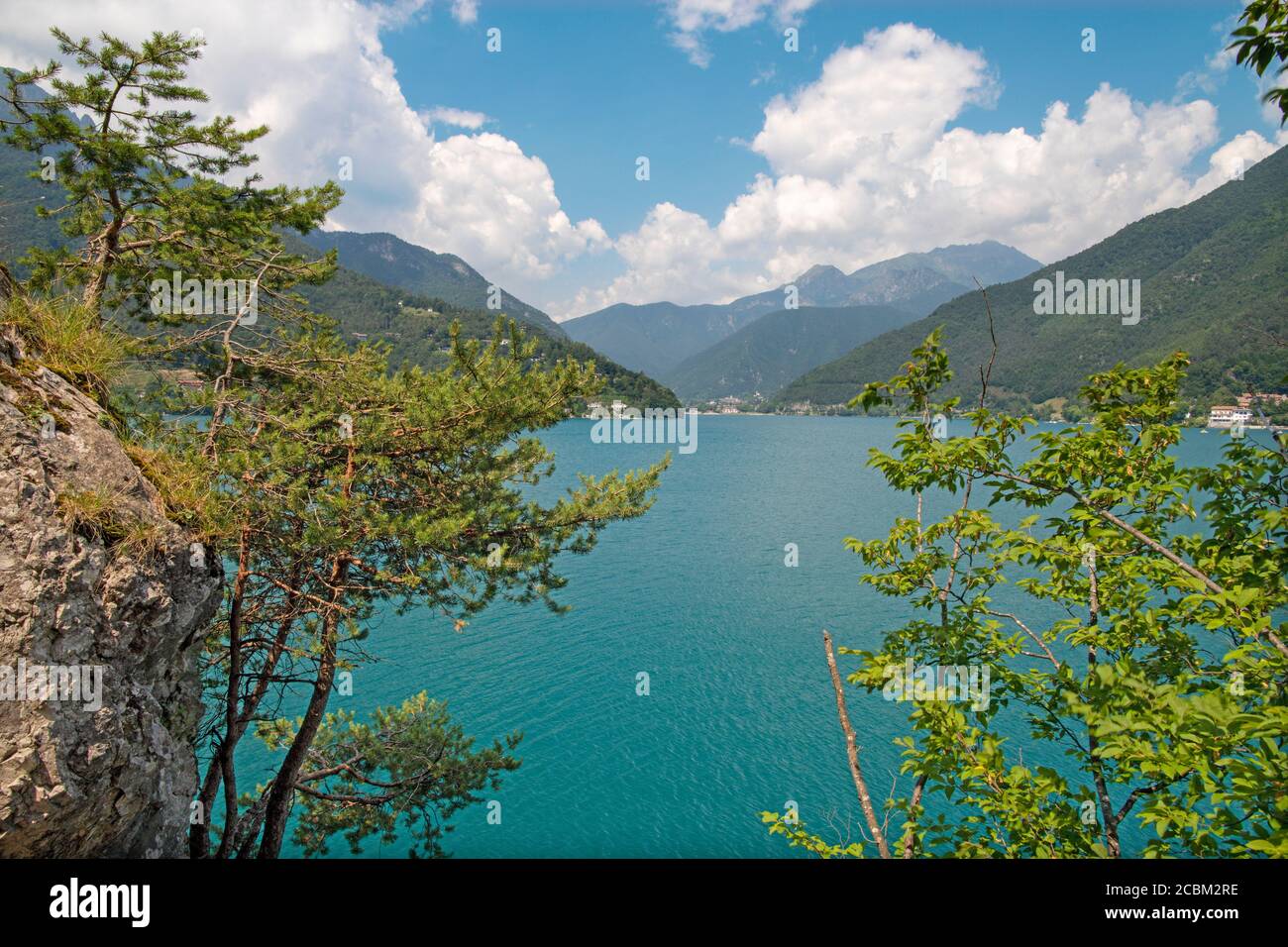 Le lac Lago di Ledro au milieu des Alpes dans le district du Trentin . Banque D'Images