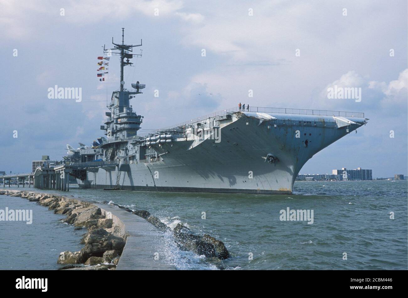 Corpus Christi, Texas USA, 2006: Le porte-avions de la Marine américaine à la retraite USS Lexington est maintenant amarré dans la baie de Corpus Christi et est une attraction touristique populaire. ©Bob Daemmrich Banque D'Images Corpus Christi, Texas USA, 2006: Le porte-avions de la Marine américaine à la retraite USS Lexington est maintenant amarré dans la baie de Corpus Christi et est une attraction touristique populaire. ©Bob Daemmrich Banque D'Images