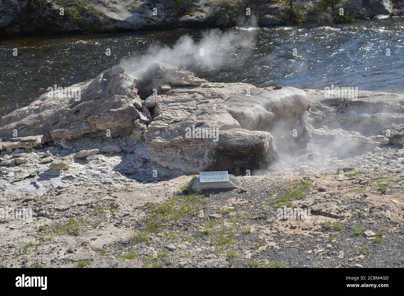 PARC NATIONAL DE YELLOWSTONE, WYOMING - 8 JUIN 2017 : geyser de mortier du groupe Morning Glory le long de la rivière Firehole dans le bassin supérieur de Geyser Banque D'Images