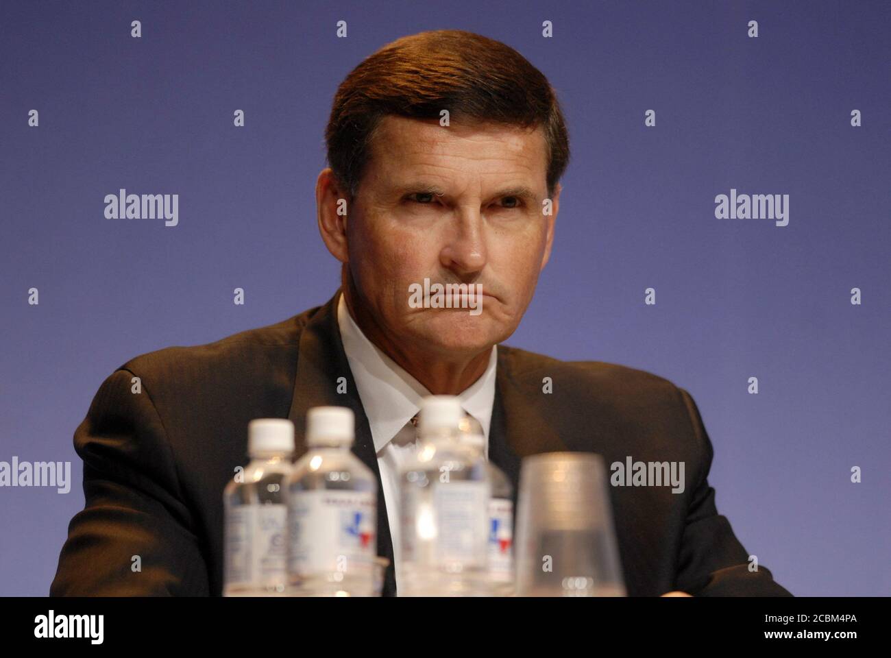 Austin, Texas, États-Unis, 21 juillet 2006 : le directeur financier de Dell Computer, Jim Schneider, écoute le conférencier lors de l'assemblée annuelle des actionnaires de l'entreprise au centre des congrès d'Austin. ©Bob Daemmrich Banque D'Images