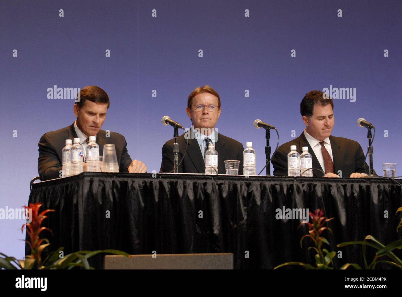 Austin, Texas, États-Unis, 21 juillet 2006 : l'assemblée annuelle des actionnaires de Dell Computer au Centre des congrès d'Austin comprenait, de gauche à droite, le directeur financier Jim Schneider, le PDG Kevin Rollins et le président du conseil d'administration Michael Dell. Rollins a déclaré aux actionnaires que la concurrence dans l'industrie informatique était devenue « plus intense ». ©Bob Daemmrich Banque D'Images
