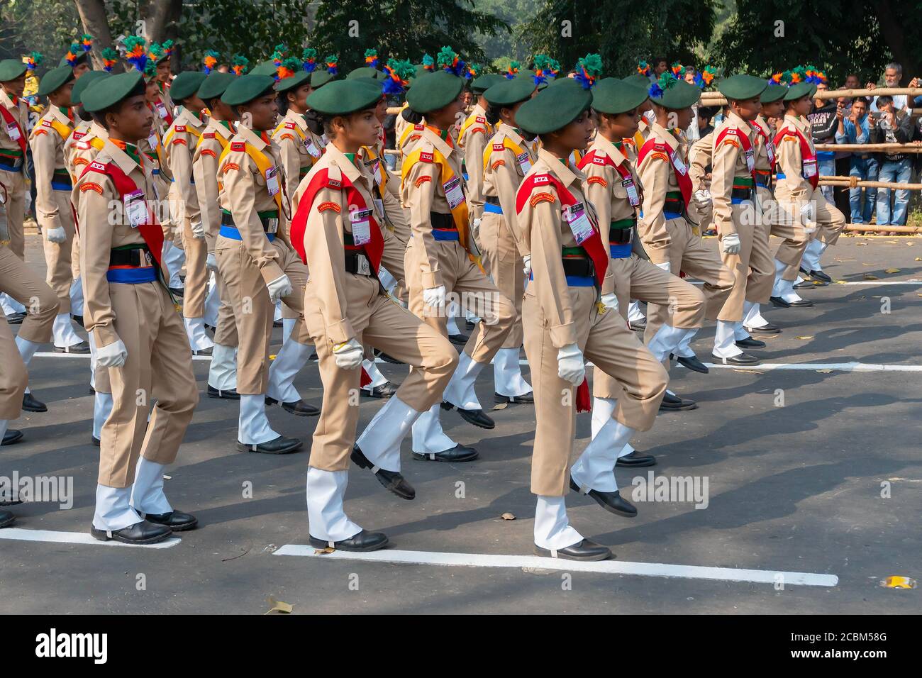 Kolkata, Bengale-Occidental, Inde - 26 janvier 2020 : les cadets de l'Académie du tigre du Bengale (BTA) de l'Inde marchent dans le passé, en robe kaki pour la journée de la République indienne. Banque D'Images
