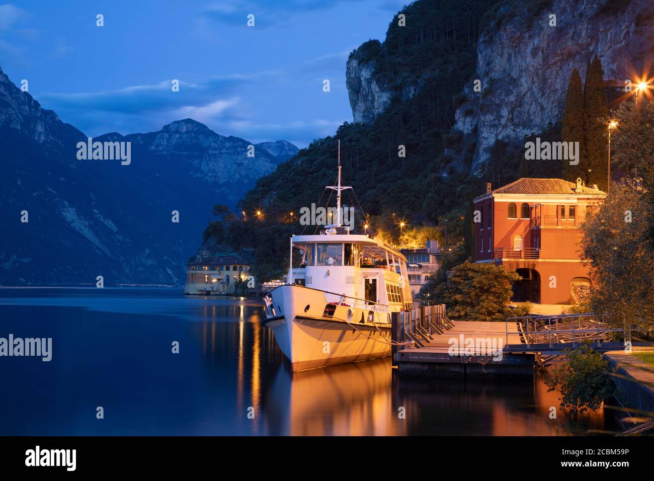 Le bateau dans le port de Riva del Garda en soirée crépuscule. Banque D'Images