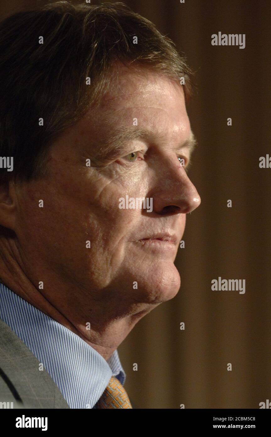 Austin, Texas USA, 23 août 2006: William C. Powers, Jr., 28e président de l'Université du Texas à Austin, répond aux questions des journalistes lors d'une conférence de presse sur le campus de l'UT. ©Bob Daemmrich Banque D'Images