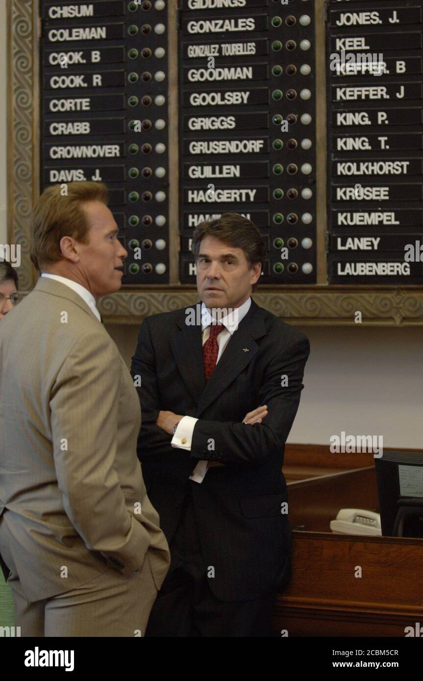 Austin, Texas États-Unis, 25 août 2006 : le gouverneur du Texas Rick Perry (à droite) s'entretient avec le gouverneur de Californie Arnold Schwarzenegger au Capitole du Texas lors de la conférence annuelle des gouverneurs des frontières. ©Bob Daemmrich Banque D'Images