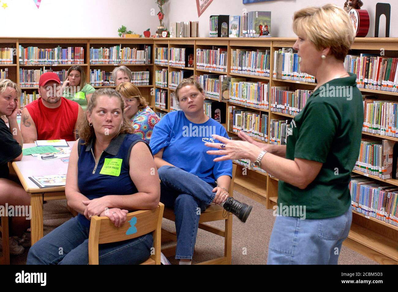 Mabank, Texas USA, le 19 août 2006 : au cours de la première semaine d'école de la petite ville Mabank Central Elementary School, un enseignant Head Start dirige une réunion d'orientation pour les parents à faible revenu qui envoient leurs enfants de quatre ans à l'école pour la première fois. ©Bob Daemmrich Banque D'Images