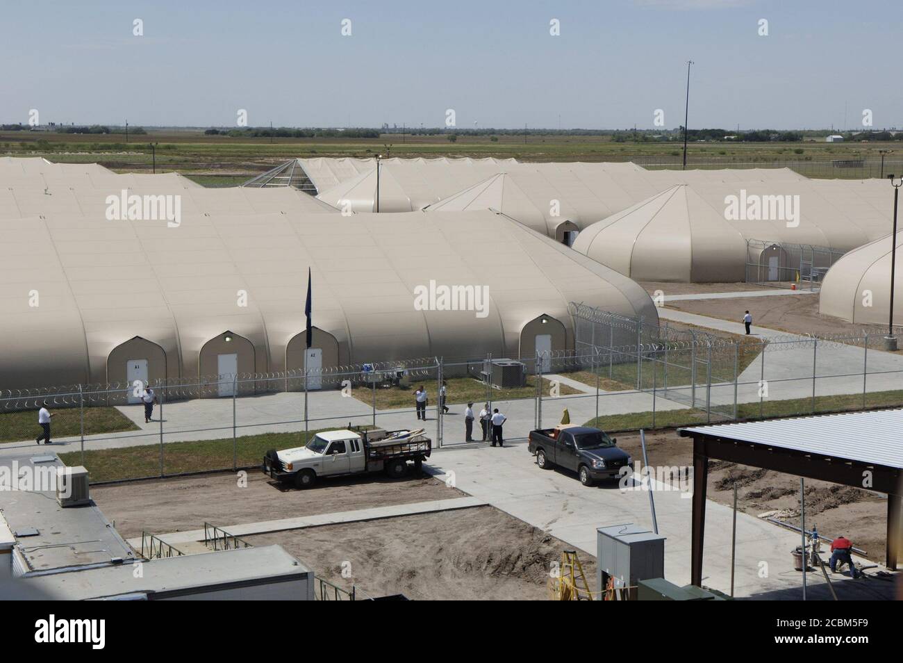 Raymondville, Texas le 11 août 2006 : un centre de détention privé pour les immigrants clandestins est en construction dans un champ de coton à l'extérieur de cette ville du Texas, située à l'extrême sud. Administré par l'Immigration & Customs Enforcement (ICE) du ministère de la sécurité intérieure, le site abritera plusieurs milliers de prisonniers. ©Bob Daemmrich Banque D'Images