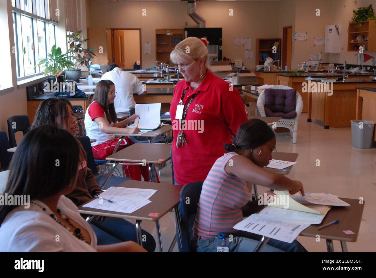 Austin, Texas, États-Unis, 22 septembre 2006 : un professeur parle à un étudiant en classe de laboratoire scientifique à l'école secondaire de Travis, une école majoritairement hispanique du côté sud d'Austin. ©Bob Daemmrich Banque D'Images