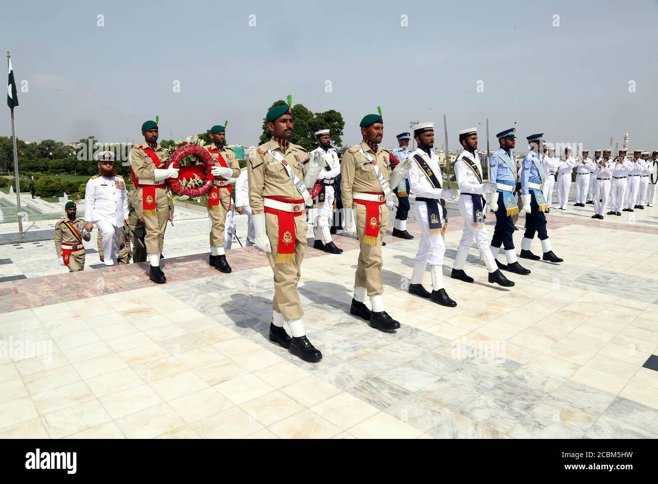 Karachi. 14 août 2020. Les soldats marchent au cours d'une cérémonie au mausolée du fondateur du Pakistan, Muhammad Ali Jinnah, pour marquer le jour de l'indépendance du pays à Karachi, au Pakistan, le 14 août 2020. Credit: STR/Xinhua/Alay Live News Banque D'Images