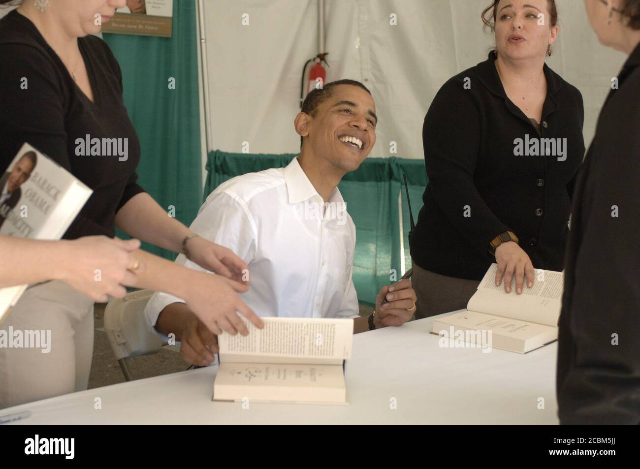 Austin, Texas États-Unis, 28 octobre 2006 : le sénateur Barack Obama (D-Illinois) signe des livres au 11e Festival annuel du livre du Texas à Austin. ©Bob Daemmrich Banque D'Images