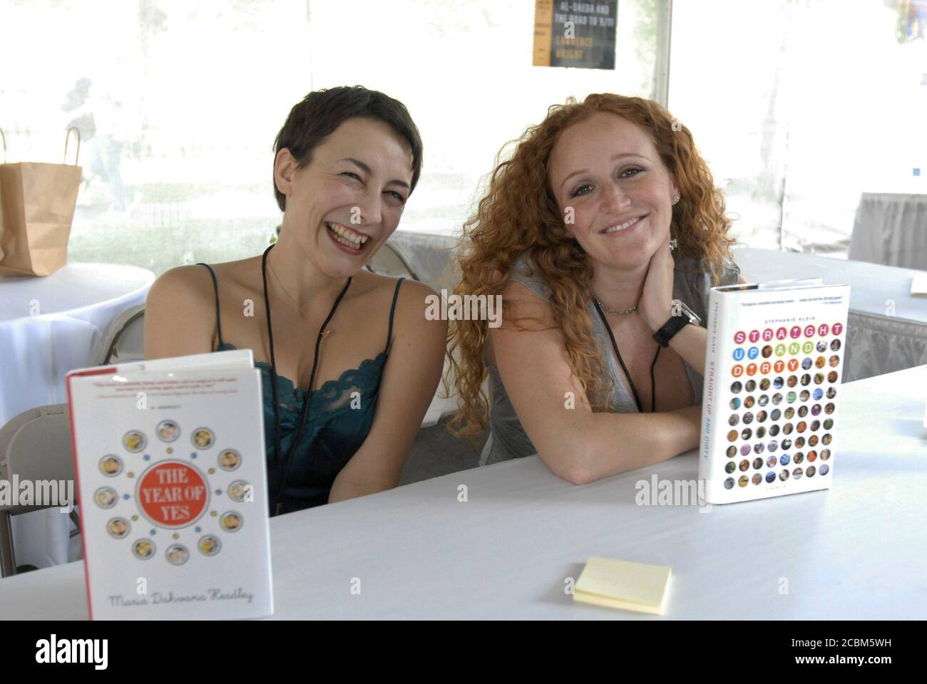 Austin, TX octobre 29, 2006: Maria Dahvana Headley (l), auteur de 'l'année du Oui' sur ses expériences de datation, et Stephanie Klein, blogueur populaire et auteur de 'StraUp and Dirty', partager un rire tout en signant leurs livres au Texas Book Festival. ©Bob Daemmrich Banque D'Images