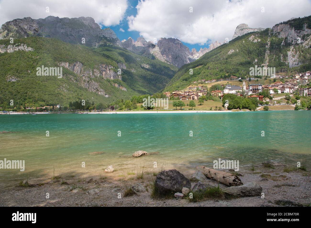 Les Alpes lac Lago di Molveno avec les Dolomites de Brenta en arrière-plan. Banque D'Images