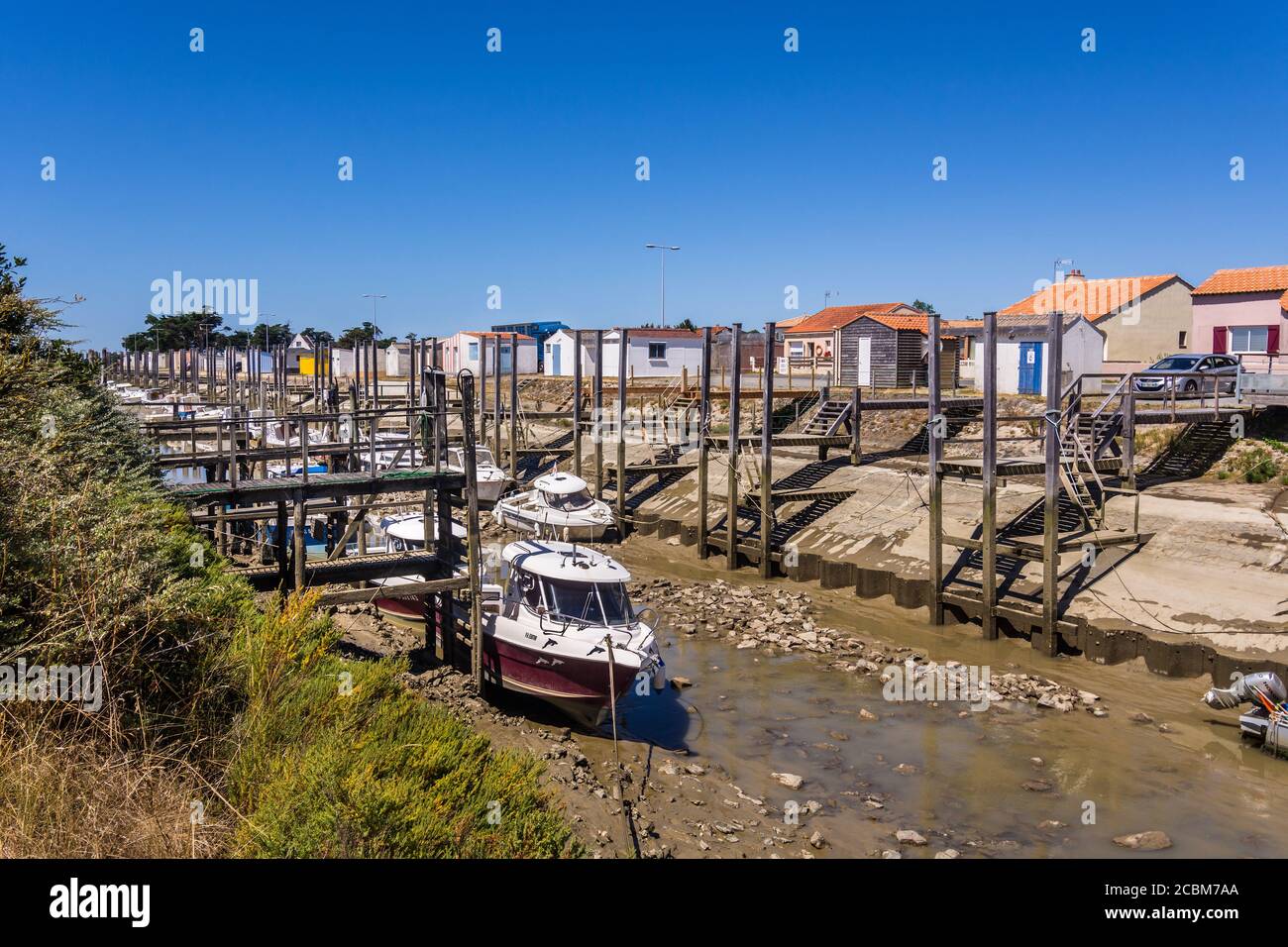 Bateaux de pêche en estuaire à marée aux Moutiers-en-Retz, Loire-Atlantique, France. Banque D'Images
