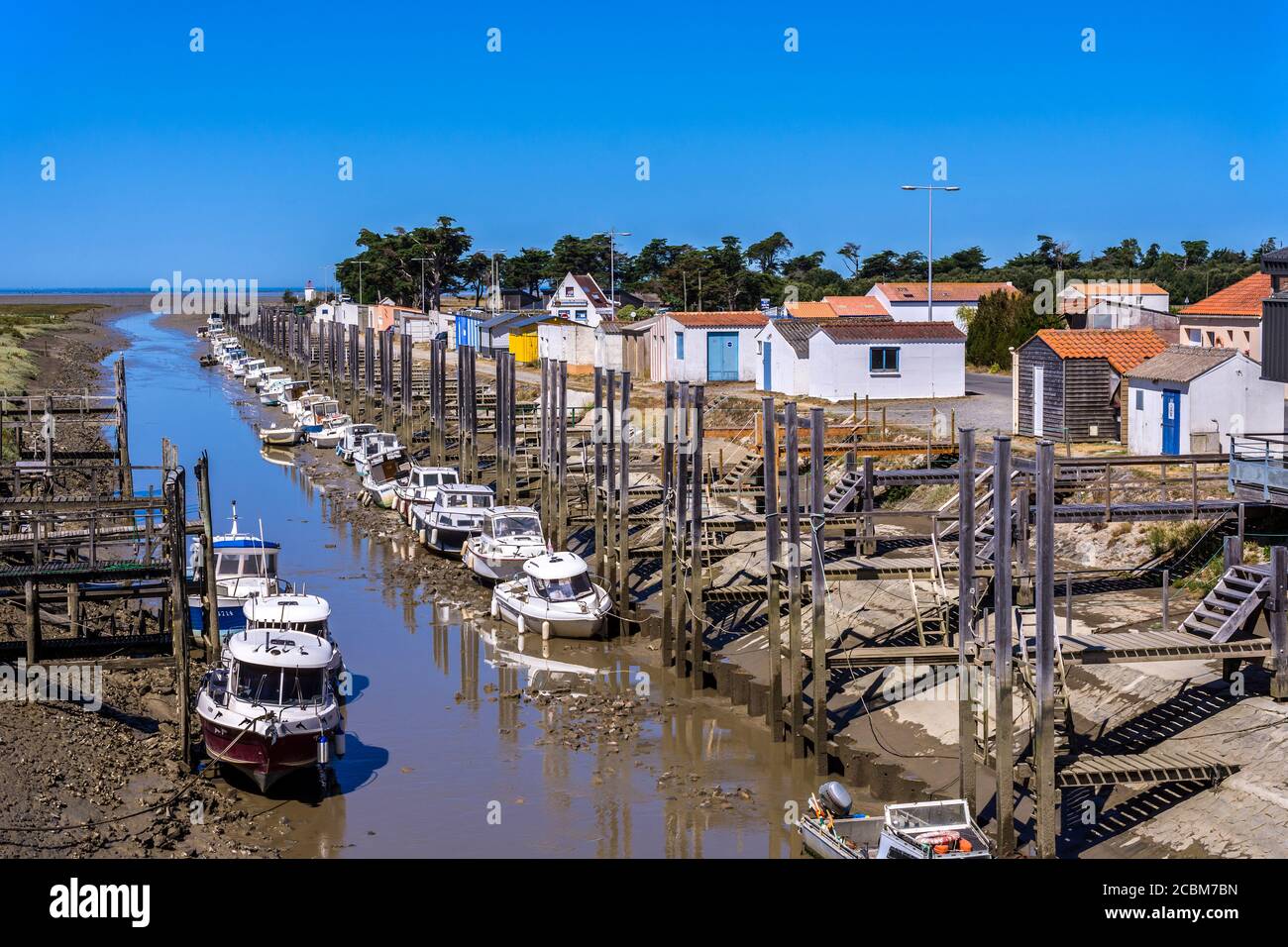 Bateaux de pêche en estuaire à marée aux Moutiers-en-Retz, Loire-Atlantique, France. Banque D'Images