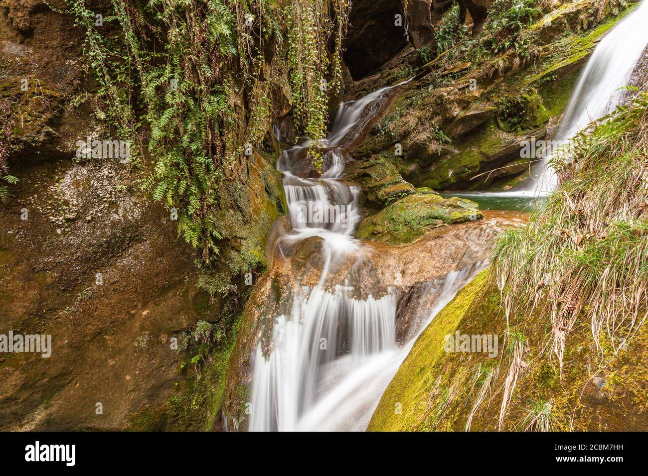 De belles cascades dans des grottes sculptées en grès Banque D'Images