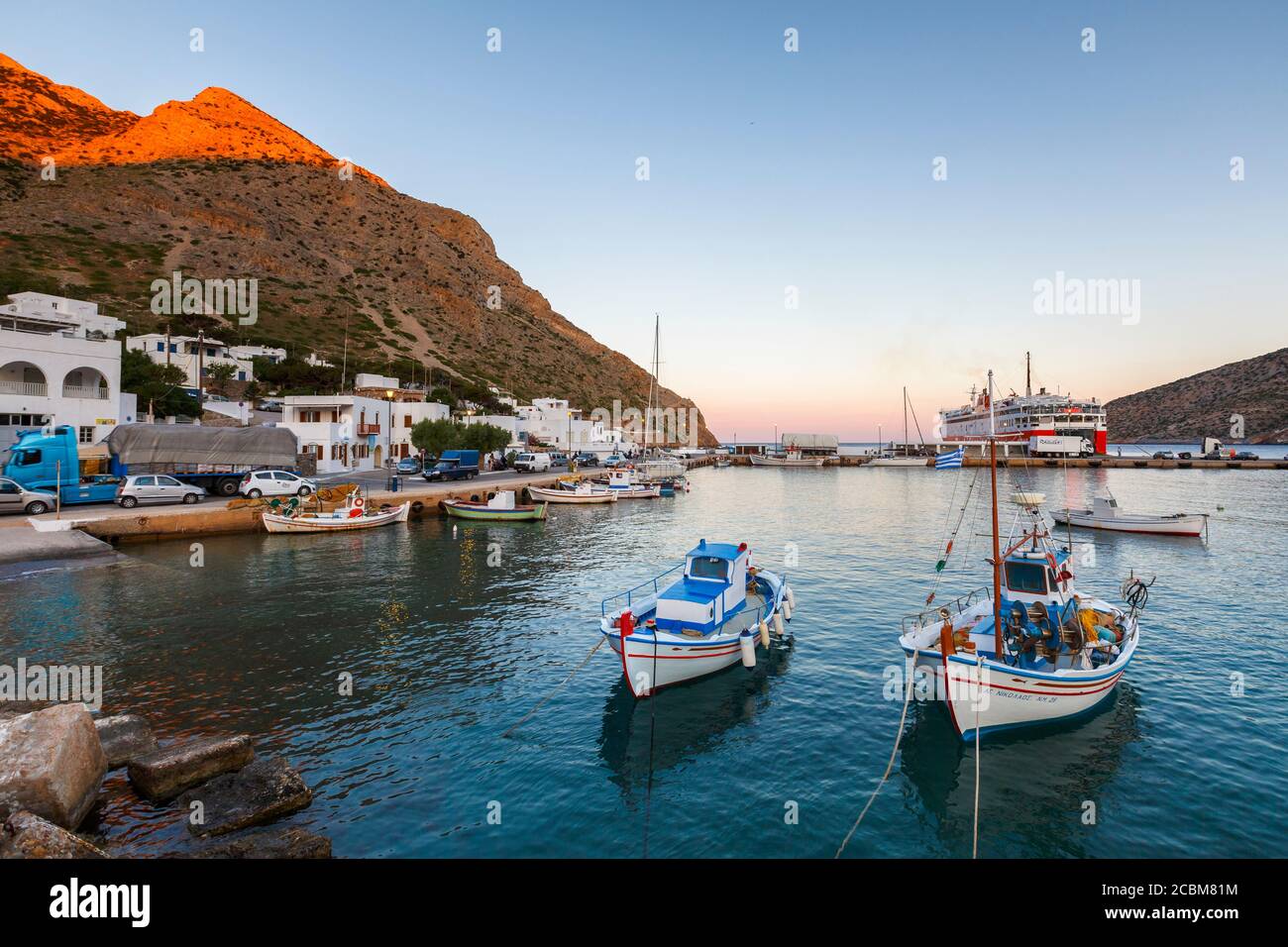 Les bateaux de pêche et d'un traversier à port de Kamares sur l'île de Sifnos, Grèce. Banque D'Images