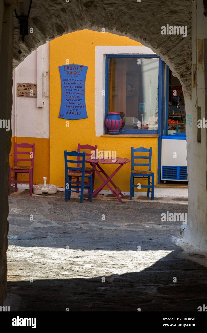 Coffee shop à Ioulida village sur l'île de Kéa en Grèce. Banque D'Images