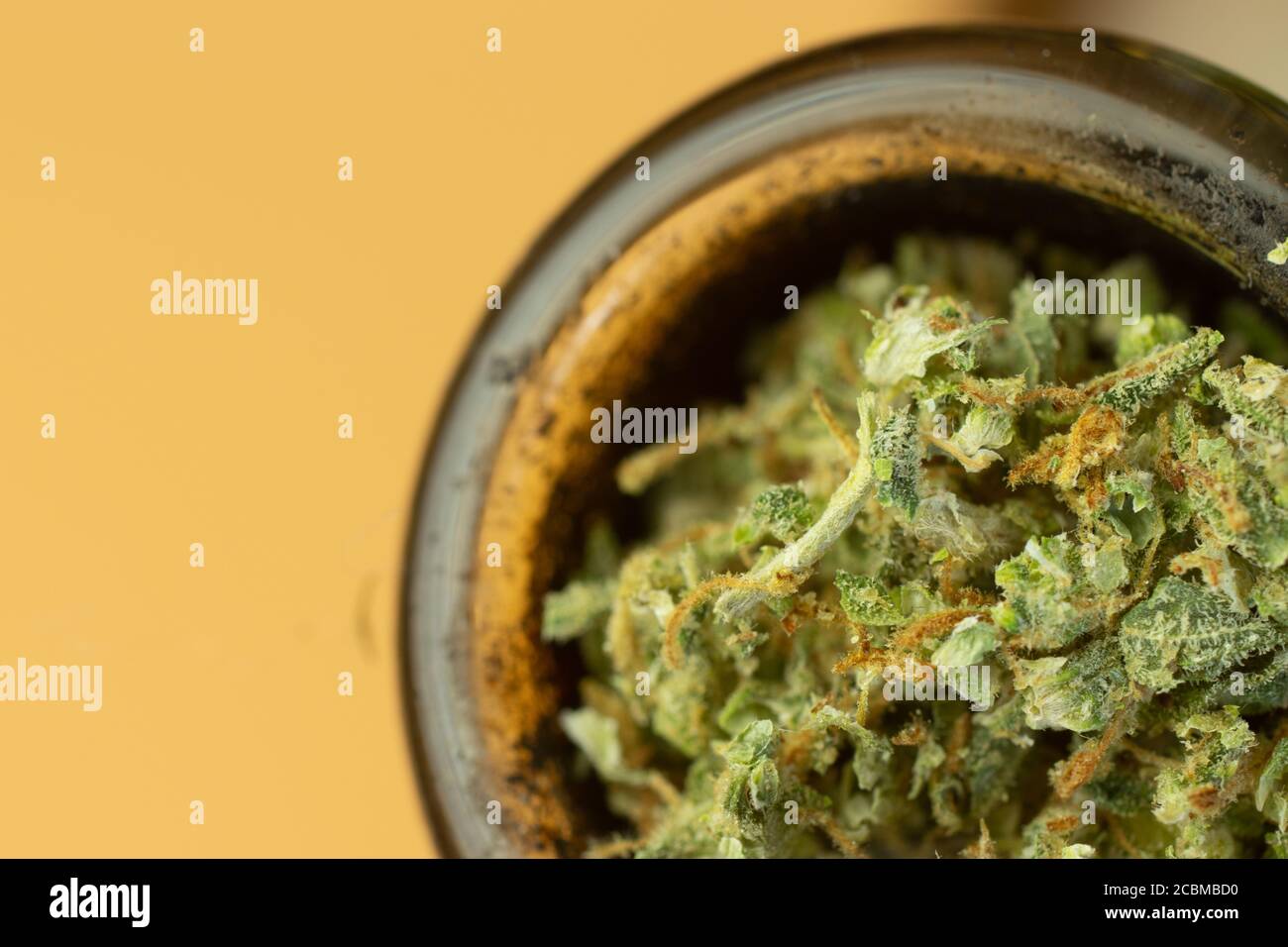 Macro de cannabis à bong avec espace de copie. Gros plan sur de la marijuana avec un arrière-plan flou Banque D'Images