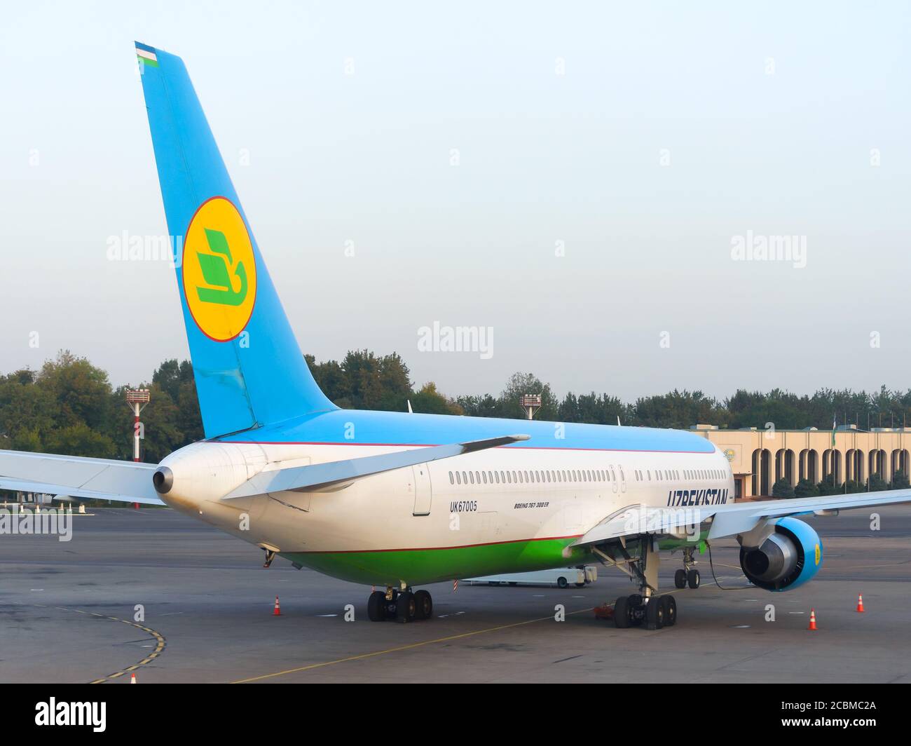 Uzbekistan Airways Boeing 767 stationné à l'aéroport international Islam Karimov Tashkent. 767-300 avions. Avion enregistré sous le numéro UK67005. Banque D'Images